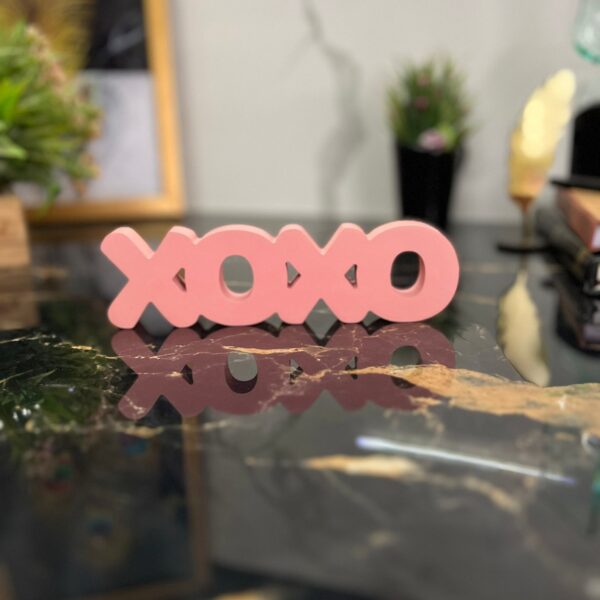 xoxo-pink-aesthetic-table-decor