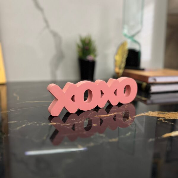 xoxo-pink-aesthetic-table-decor